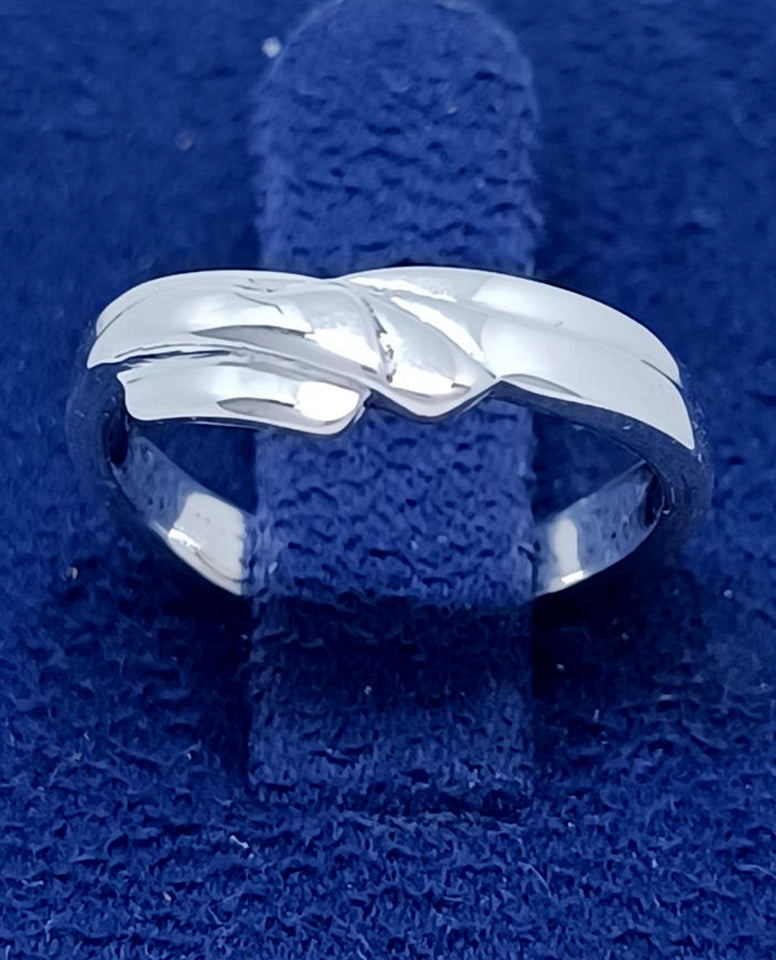 An Alluring Style Band Ring with 925 Sterling Silver for Her with Every Occasion