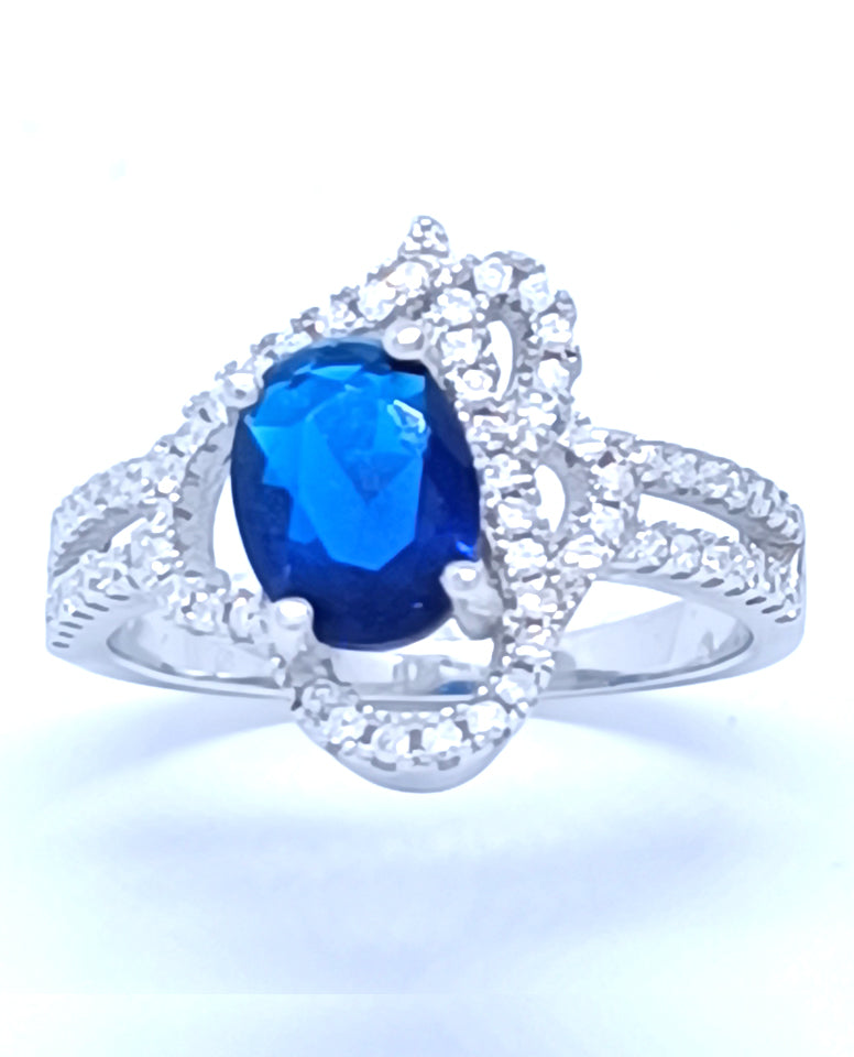 A Classic and Beautiful Ring for Trendy Girls in 925 Sterling Silver with Beautiful Cubic Zircon Stones