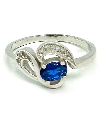 An Elegant Design Ring in Authentic 925 Sterling Silver With An Alluring Blue Center Stone