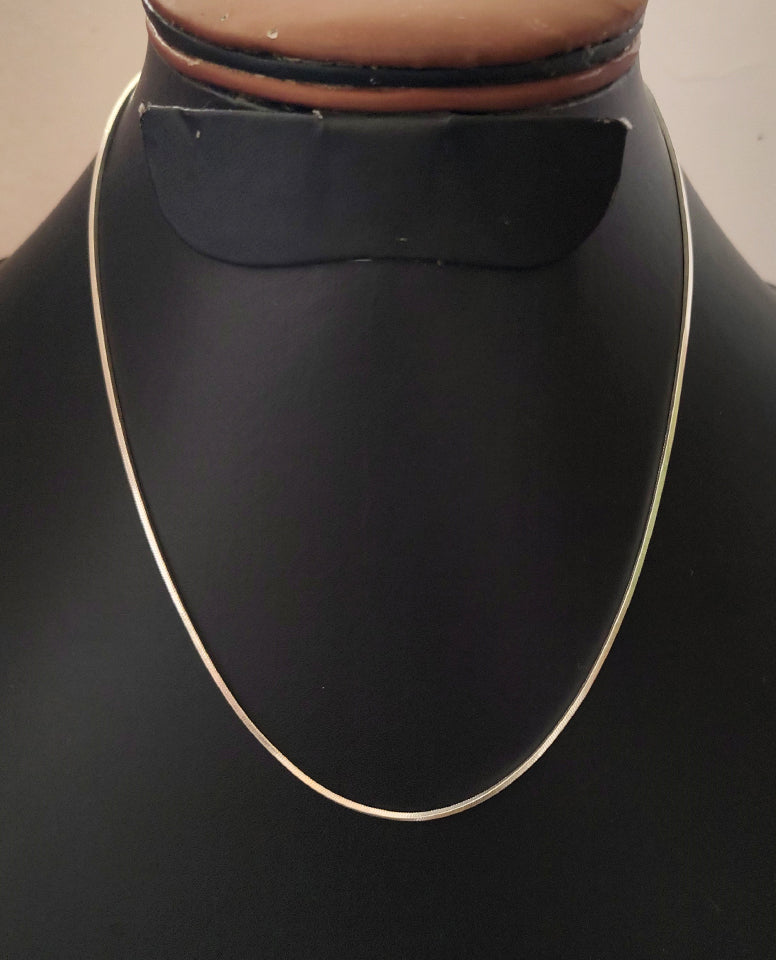 A Herringbone Snake Chain With Spring-ring Clasp in 925 Sterling Silver